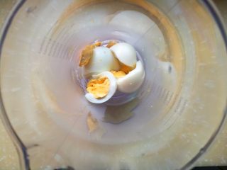 塑身美颜牛油果奶昔&牛油果蛋黄酱,将煮好的鸡蛋剥壳掰碎，放入容器中