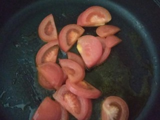 一碗汤＋西红柿鸡蛋疙瘩汤,西红柿洗净切片，锅中放一小勺食用油，下西红柿煸炒至软