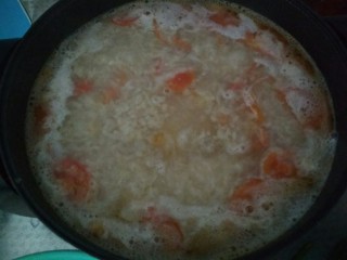 一碗汤＋西红柿鸡蛋疙瘩汤,水开了把面疙瘩倒进去用勺子轻轻搅动一下
