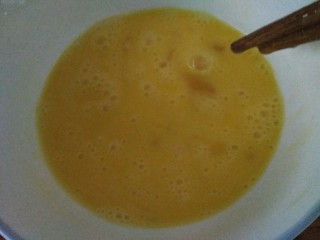 一碗汤＋西红柿鸡蛋疙瘩汤,鸡蛋在碗里打散