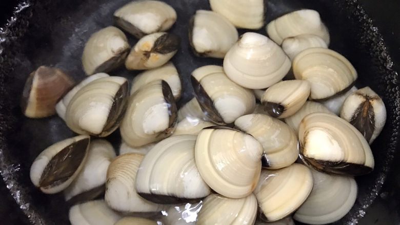 椰汁香芋蛤蜊煲,小锅中加入水，沸腾后加入蛤蜊