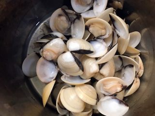 椰汁香芋蛤蜊煲,开口后立马捞出沥干