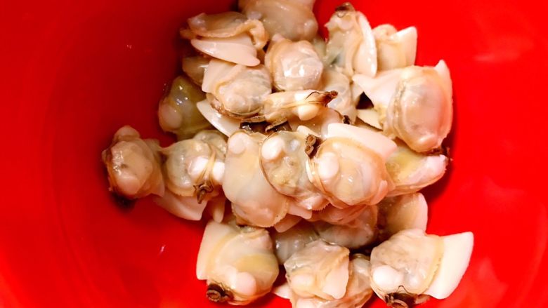 椰汁香芋蛤蜊煲,取出蛤蜊肉