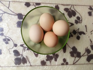 #甜味#红枣戚风蛋糕,准备四个鸡蛋。