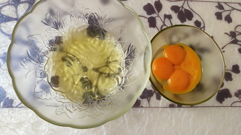 #甜味#红枣戚风蛋糕,将蛋清和蛋黄分离。