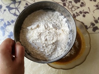 #甜味#红枣戚风蛋糕,筛入低筋面粉和玉米淀粉，用电动打蛋器，低速打均匀即可。