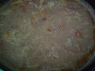 一碗汤＋西红柿鸡蛋疙瘩汤,加盐调味，喜欢的话可以加入鸡精味精之类的。