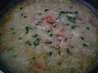 一碗汤＋西红柿鸡蛋疙瘩汤,撒入切好的葱花
