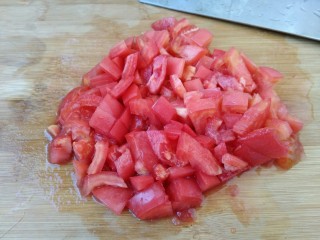 一碗汤+番茄鸡丸浓汤,西红柿切成小块。