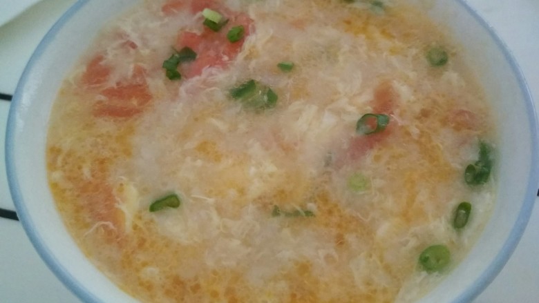 一碗汤＋西红柿鸡蛋疙瘩汤,葱花可以换成香菜，蒜苗，都别有风味哦！