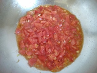 一碗汤+番茄鸡丸浓汤,放入西红柿丁，翻炒出汤汁。