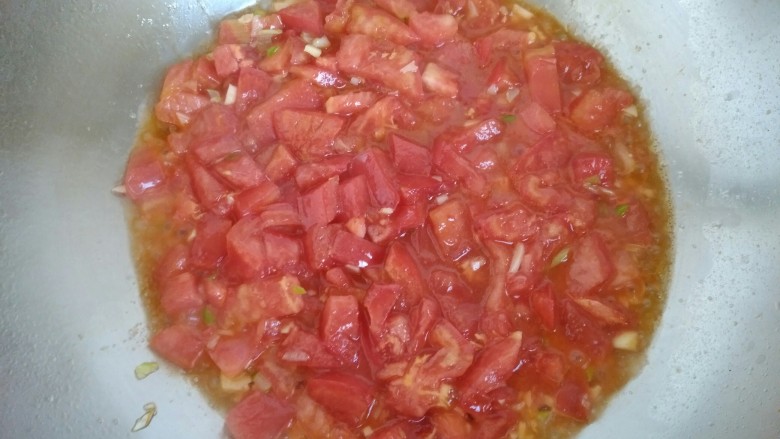 一碗汤+番茄鸡丸浓汤,放入西红柿丁，翻炒出汤汁。