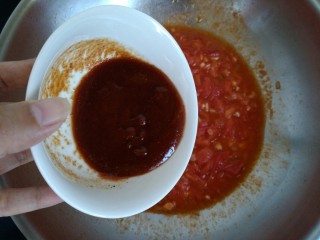 一碗汤+番茄鸡丸浓汤,倒入调好的酱汁，翻炒均匀，小火慢炖两分钟。
