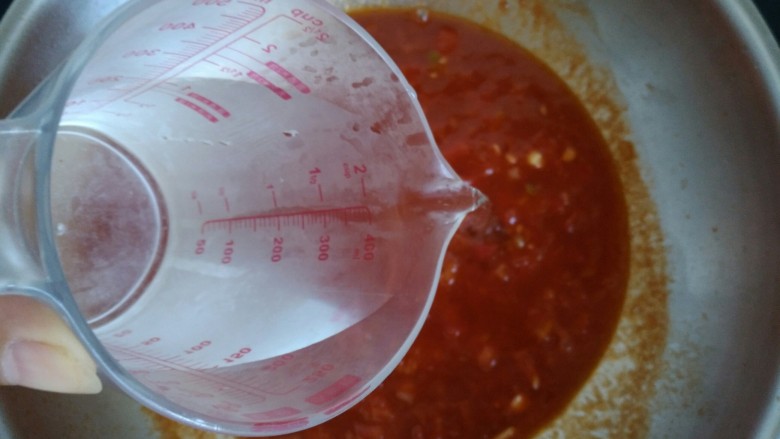 一碗汤+番茄鸡丸浓汤,倒入约200ml清水，搅拌均匀。