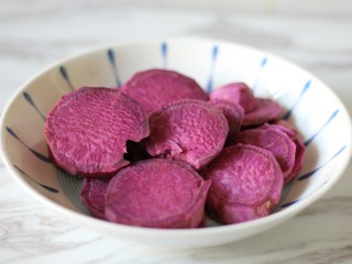 紫薯开花馒头,紫薯洗净去皮，切成片状
放入蒸锅蒸15分钟。