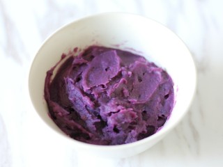 紫薯开花馒头,将蒸好的紫薯打成紫薯泥
我用料理机打的，会比较细腻，用勺子背压也可以，研磨碗磨也可以。