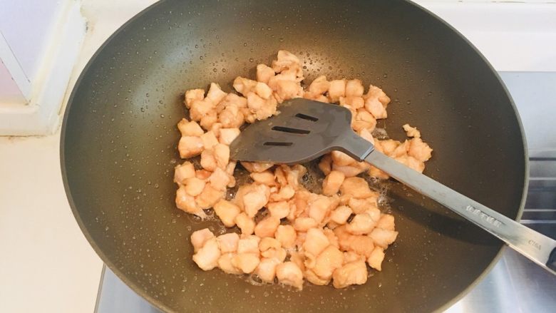 辣子鸡丁,锅中放入油，比炒菜多一点
放入鸡丁，炒至金黄
