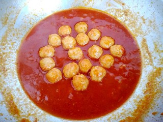 一碗汤+番茄鸡丸浓汤,待汤汁有些浓稠即可关火出锅。