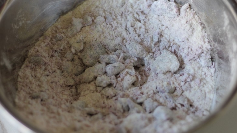 紫薯开花馒头,150克的面粉加入100克的紫薯泥，
用筷子搅拌成絮状。