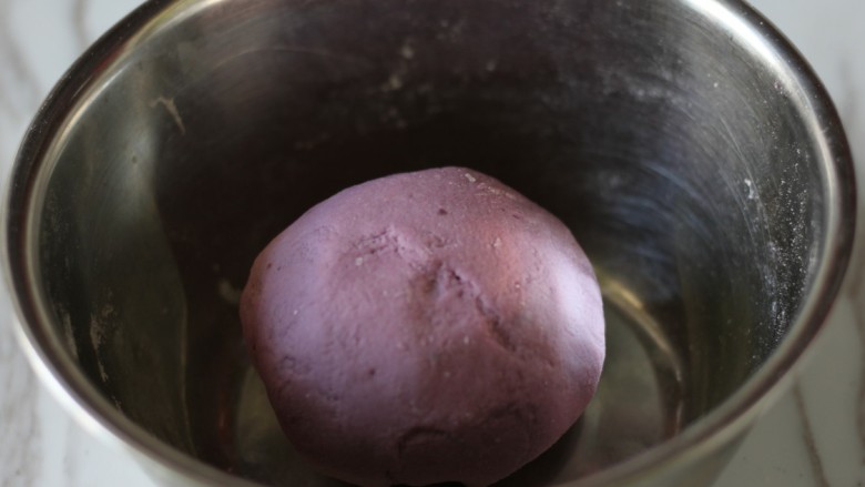 紫薯开花馒头,放入酵母水，揉成光滑的面团。