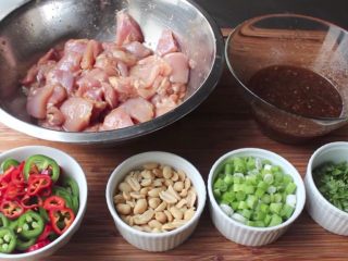 快速简单，家常辣味焦糖鸡,腌制鸡肉的时候把辣椒、葱、香菜都切好、花生备好，可以准备开始炒啦