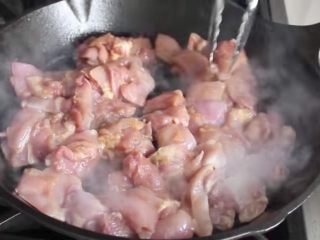 快速简单，家常辣味焦糖鸡,大火倒入热油，油热之后转小火，鸡肉倒进去翻炒