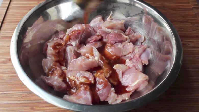 快速简单，家常辣味焦糖鸡,酱汁所需的材料全部混匀，然后倒入切好的鸡腿肉中腌制5-10分钟，留一部分等会炒的时候用