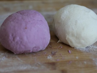紫薯开花馒头,发酵好的面团反复按压排气。