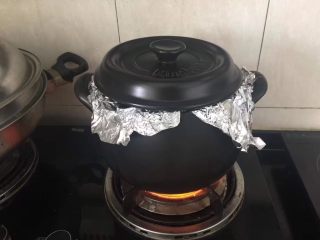 坤博砂锅烤红薯,盖上盖子，大火干烧15分钟。