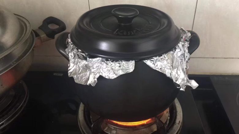 坤博砂锅烤红薯,盖上盖子，大火干烧15分钟。