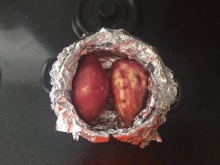 坤博砂锅烤红薯,放入坤博砂锅中。