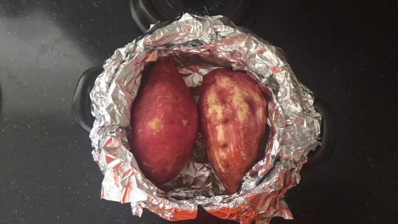 坤博砂锅烤红薯,放入坤博砂锅中。