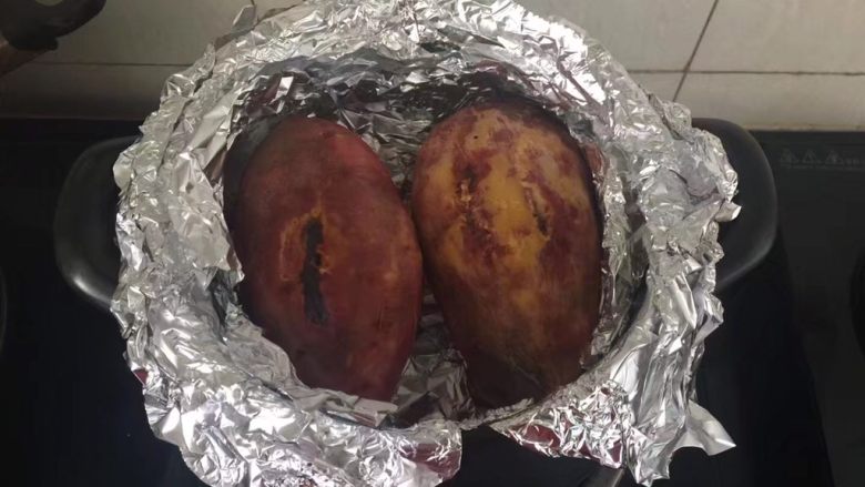 坤博砂锅烤红薯,用筷子翻翻面继续大火干烧15分钟。每隔15分钟翻一下，直到红薯彻底熟透了。
 