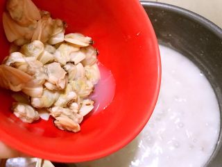 椰汁香芋蛤蜊煲,加入蛤蜊肉