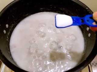 椰汁香芋蛤蜊煲,加适量盐调味