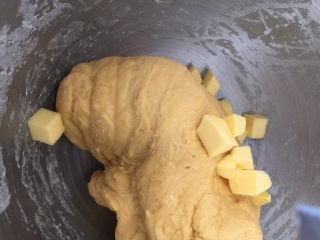 芝香南瓜黄金软包,厨师机开2档，3分钟，搅拌成光滑面团后加入黄油