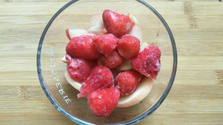 水果燕麦脆,把黄桃和草莓一起放到大碗里