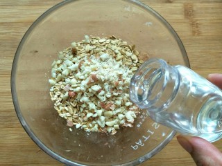 水果燕麦脆,花生和燕麦片装到碗里，倒入椰子油