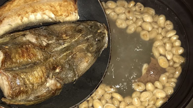 一碗汤 蚝豉粉葛牛尾鱼汤,再放入煎好的鱼，盖盖，按下快速沸腾键，十分钟后自动熄灭