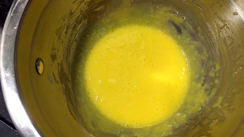 美味卡士达小餐包
（附卡士达酱做法）,搅拌成光滑的蛋黄糊