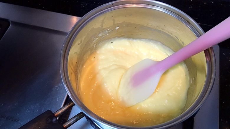 美味卡士达小餐包
（附卡士达酱做法）,小火一边煮一边用硅胶刮刀搅拌，慢慢的蛋黄糊就会糊化