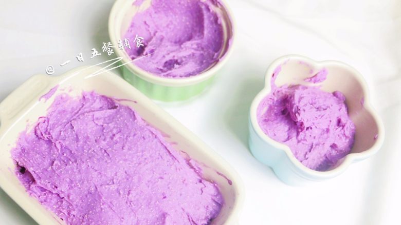 紫山药米糕 宝宝辅食，糖+酵母粉+牛奶,将糊装入模具中，每个模具7成满就好。