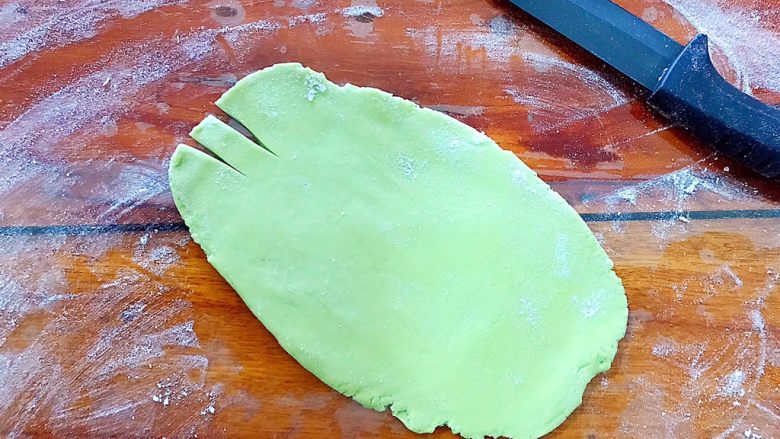 一次发酵～松软好吃萌萌哒青苹果小馒头,如图所示，用锋利的小刀在面片的一头的中间切两刀！