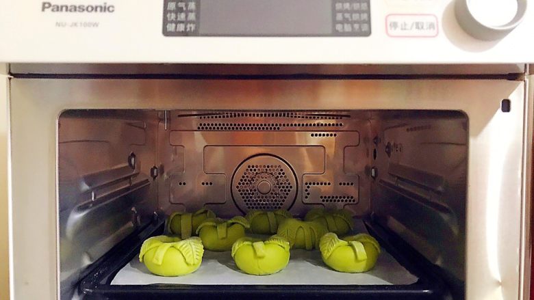 一次发酵～松软好吃萌萌哒青苹果小馒头,放入蒸烤箱，选择恒温发酵功能，20分钟！
如果你没有蒸烤箱，可以用烤箱发酵，发酵到1.5倍大就可以了！
现在天气热，室温发酵也是可以的，就是慢了一点！
