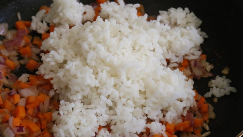 日式蛋包饭,放入蒸好的米饭，继续翻炒均匀。
