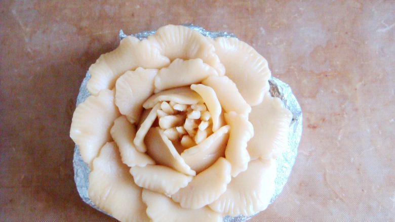 #甜味#花好月圆创意月饼,烤盘铺上油布，锡纸卷成圆环状，放入花朵，起到支撑作用。（共三层花瓣）