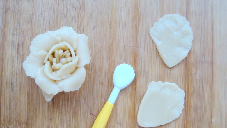 #甜味#花好月圆创意月饼,同样方法再做两个小花朵。（共两层花瓣）