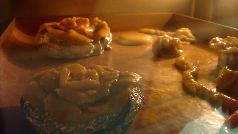 #甜味#花好月圆创意月饼,摆放到烤盘里烤箱提前预热，上170度，下160度，放中层，烤五分钟定型。锡纸卷成细棒，取出烤盘，把叶子面片随意的摆放到锡纸棒上，这样叶子出来