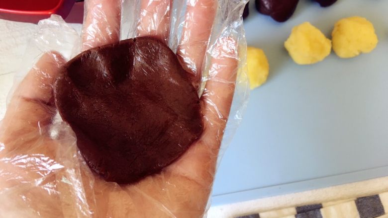 创意中秋^_^巧克力奶黄月饼,带一次性手套，先把巧克力外皮压成圆片