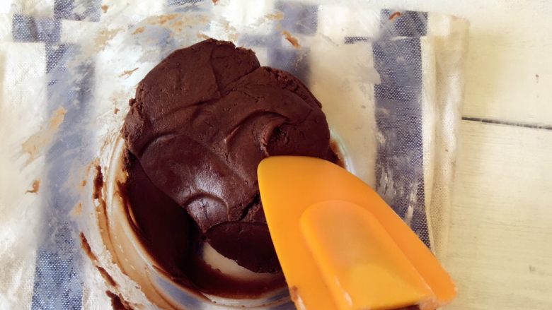 创意中秋^_^巧克力奶黄月饼,用刮刀拌成光滑的面团，冰箱冷藏30分钟，备用